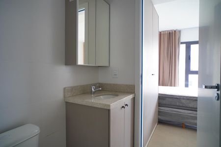 Banheiro de kitnet/studio para alugar com 1 quarto, 24m² em Independência, Porto Alegre