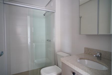 Banheiro de kitnet/studio para alugar com 1 quarto, 24m² em Independência, Porto Alegre