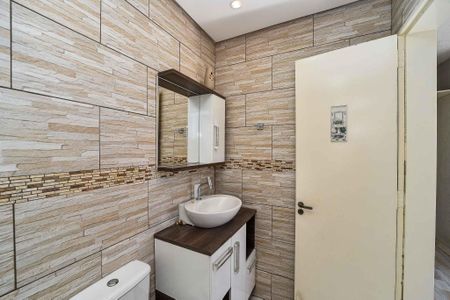 Banheiro da Suíte de apartamento para alugar com 1 quarto, 42m² em Parque Santa Fé, Porto Alegre