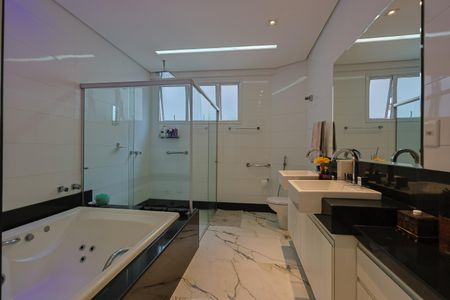 Banheiro da Suíte 1 de casa à venda com 3 quartos, 356m² em Castelo, Belo Horizonte
