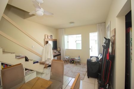 Sala de casa à venda com 2 quartos, 203m² em Tropical, Contagem