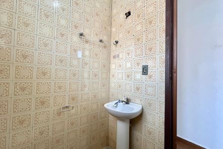 Banheiro de casa à venda com 2 quartos, 90m² em Jardim Itacolomi, São Paulo