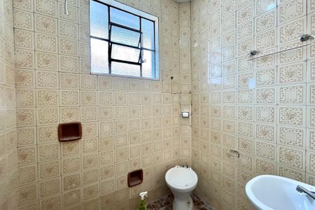 Banheiro de casa à venda com 2 quartos, 90m² em Jardim Itacolomi, São Paulo