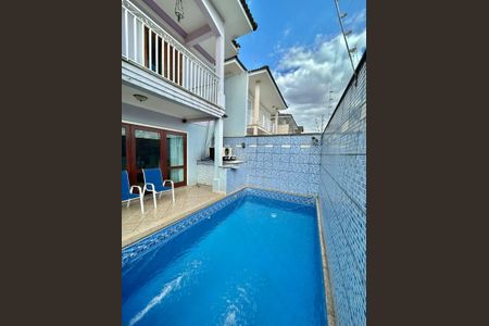 Casa para alugar com 4 quartos, 253m² em Jardim Virginia Bianca, São Paulo