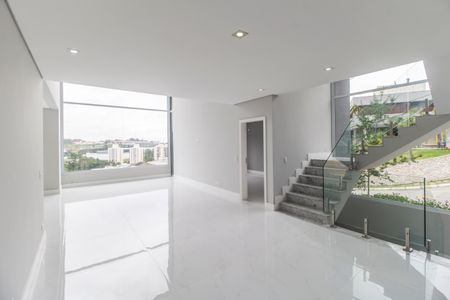 Sala de casa de condomínio à venda com 4 quartos, 570m² em Tamboré, Santana de Parnaíba