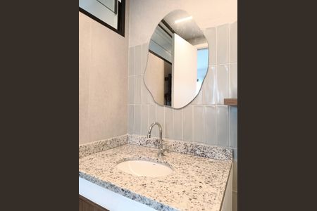 Banheiro de kitnet/studio para alugar com 1 quarto, 24m² em Pinheiros, São Paulo