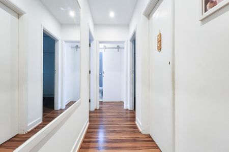 Corredor de apartamento para alugar com 3 quartos, 176m² em Laranjeiras, Rio de Janeiro