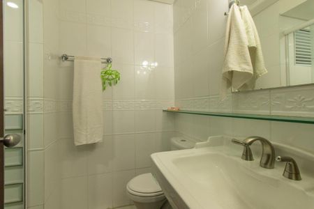 Banheiro Social de kitnet/studio para alugar com 1 quarto, 20m² em Centro, Pinhais