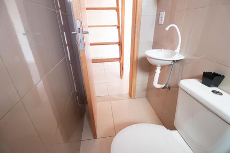 Banheiro Social de kitnet/studio para alugar com 1 quarto, 35m² em Cajuru, Curitiba