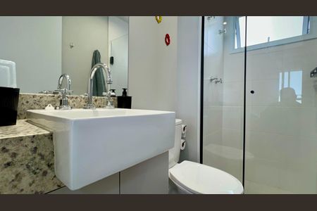 Banheiro de kitnet/studio à venda com 1 quarto, 26m² em Pinheiros, São Paulo