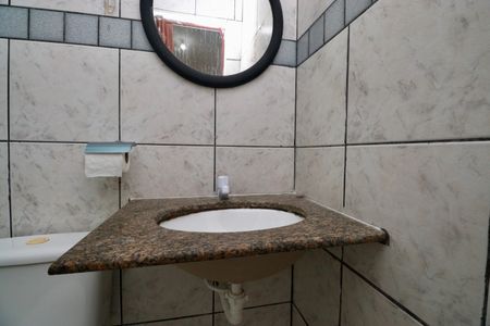Banheiro de kitnet/studio para alugar com 1 quarto, 35m² em Brotas, Salvador