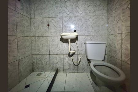 Banheiro de apartamento para alugar com 1 quarto, 18m² em Vargem Grande, Rio de Janeiro