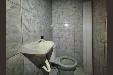 Banheiro de apartamento para alugar com 1 quarto, 18m² em Vargem Grande, Rio de Janeiro