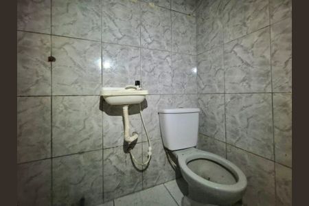 Banheiro de apartamento para alugar com 1 quarto, 18m² em Vargem Grande, Rio de Janeiro