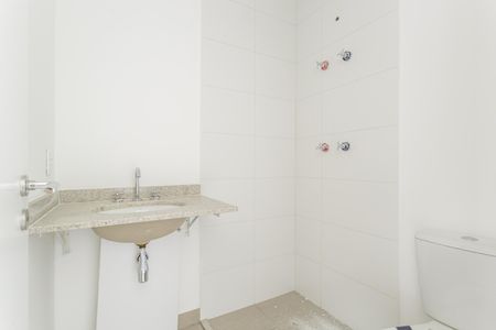 Banheiro de kitnet/studio para alugar com 1 quarto, 24m² em Indianópolis, São Paulo