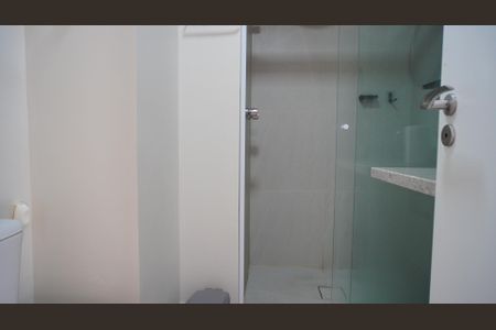Banheiro de kitnet/studio à venda com 1 quarto, 27m² em Bela Vista, Porto Alegre
