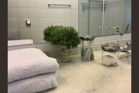 Banheiro de apartamento à venda com 1 quarto, 53m² em Alphaville Industrial, Barueri