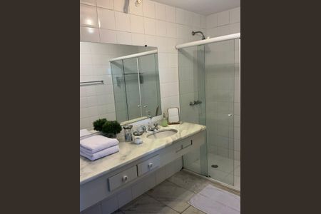 Banheiro de apartamento à venda com 1 quarto, 53m² em Alphaville Industrial, Barueri