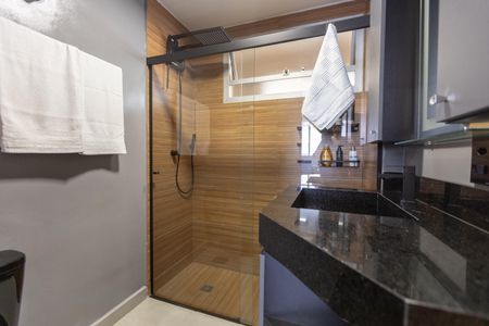 Banheiro de kitnet/studio para alugar com 1 quarto, 34m² em Centro, Campinas