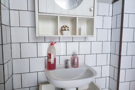 Banheiro de kitnet/studio para alugar com 1 quarto, 30m² em Centro, Rio de Janeiro