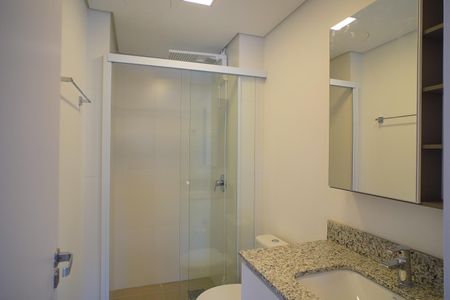 Banheiro de kitnet/studio para alugar com 1 quarto, 83m² em Moinhos de Vento, Porto Alegre