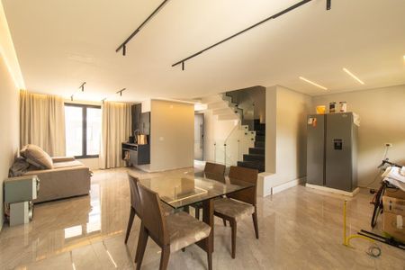 Sala de casa de condomínio para alugar com 2 quartos, 215m² em Pinheirinho, Curitiba