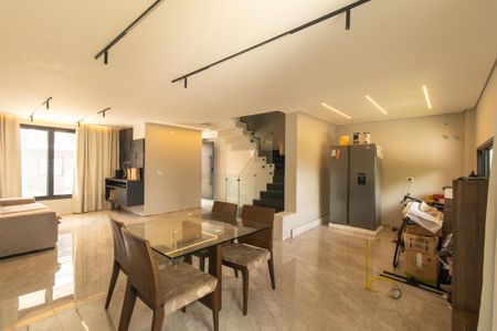 Sala de casa de condomínio para alugar com 2 quartos, 215m² em Pinheirinho, Curitiba