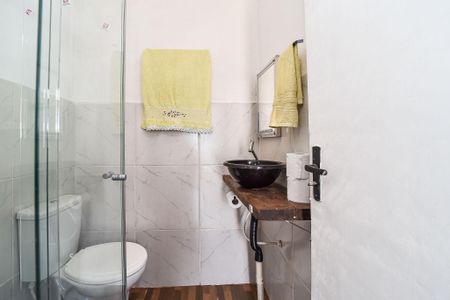 Banheiro de kitnet/studio para alugar com 1 quarto, 18m² em Sarandi, Porto Alegre