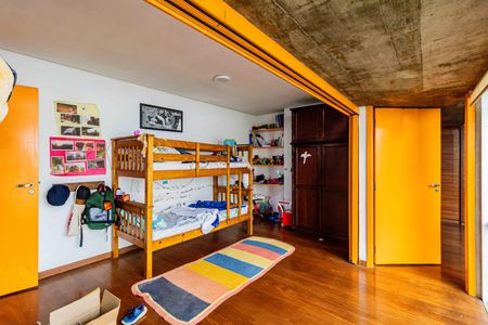 Casa 1 - Quarto 1 de casa à venda com 8 quartos, 380m² em Vila Pirajussara, São Paulo