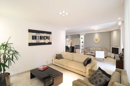 Casa para alugar com 3 quartos, 230m² em Jardim Leonor Mendes de Barros, São Paulo