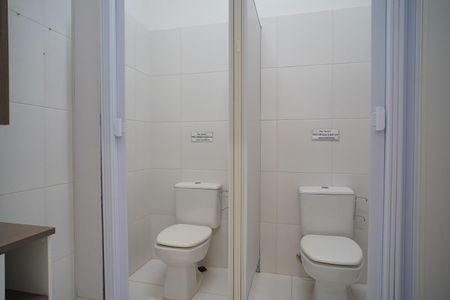 Banheiro de casa à venda com 3 quartos, 96m² em Santa Cecília, Porto Alegre