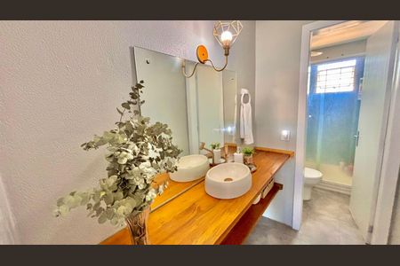 Banheiro de casa de condomínio à venda com 3 quartos, 108m² em Humaitá, Porto Alegre