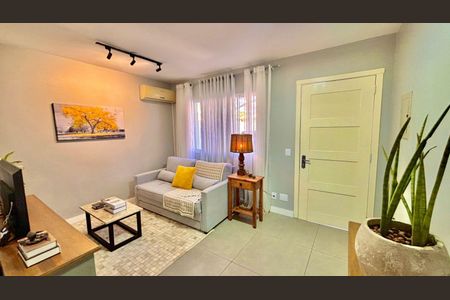 Sala de casa de condomínio à venda com 3 quartos, 108m² em Humaitá, Porto Alegre