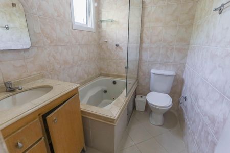 Banheiro da suíte de casa de condomínio à venda com 3 quartos, 208m² em Centro, Diadema