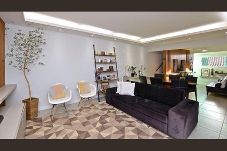 Casa à venda com 3 quartos, 260m² em Cidade São Francisco, São Paulo