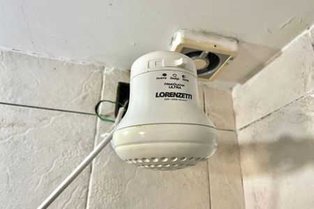 Banheiro de kitnet/studio para alugar com 1 quarto, 36m² em Vila Guarani, São Paulo