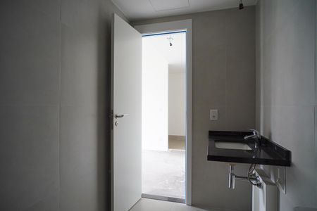 Banheiro de kitnet/studio à venda com 1 quarto, 43m² em Auxiliadora, Porto Alegre
