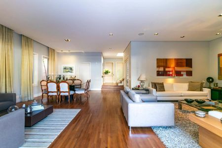 Casa para alugar com 3 quartos, 656m² em Vila Tramontano, São Paulo