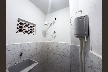 Banheiro de kitnet/studio para alugar com 1 quarto, 35m² em Penha Circular, Rio de Janeiro