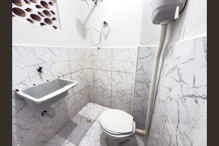 Banheiro de kitnet/studio para alugar com 1 quarto, 35m² em Penha Circular, Rio de Janeiro