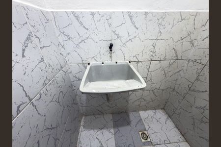 Banheiro de kitnet/studio para alugar com 1 quarto, 35m² em Penha Circular, Rio de Janeiro