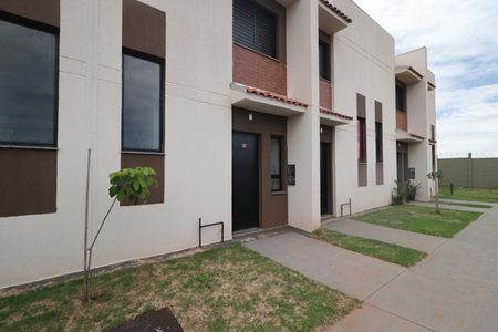 Fachada do bloco de casa de condomínio para alugar com 2 quartos, 70m² em Parque Residencial Candido Portinari, Ribeirão Preto