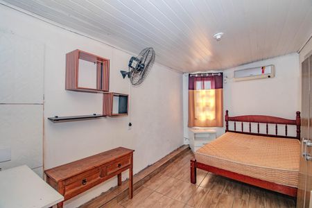 Quarto de casa de condomínio para alugar com 1 quarto, 35m² em Passo da Areia, Porto Alegre