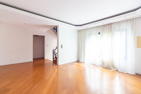 Sala de TV de casa para alugar com 3 quartos, 330m² em Km 18, Osasco