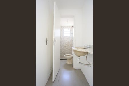 Banheiro de apartamento para alugar com 2 quartos, 54m² em V Leonidas Moreira, São Paulo