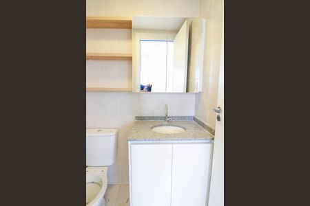 Banheiro de kitnet/studio para alugar com 2 quartos, 36m² em Jardim Caravelas, São Paulo