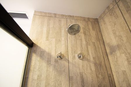 banheiro de kitnet/studio para alugar com 1 quarto, 23m² em Pinheiros, São Paulo