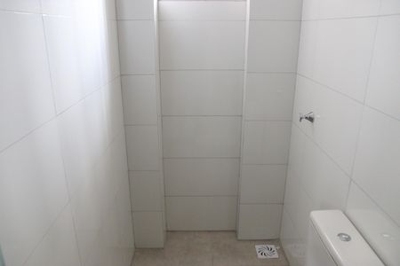 Banheiro de kitnet/studio para alugar com 1 quarto, 55m² em Santa Genoveva, Goiânia
