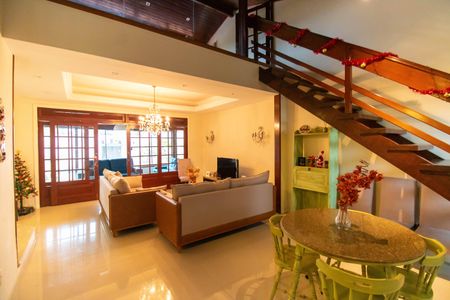 Sala de casa de condomínio à venda com 3 quartos, 380m² em Piratininga, Niterói