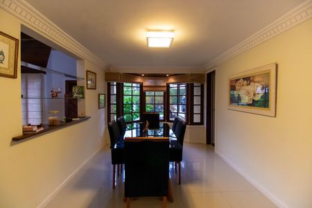 Sala de casa de condomínio à venda com 3 quartos, 380m² em Piratininga, Niterói